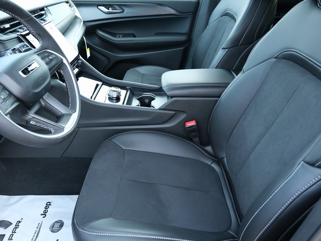 Used 2025 Jeep Grand Cherokee L Laredo SUV