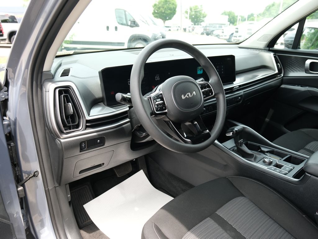 Used 2025 Kia Sorento LX SUV