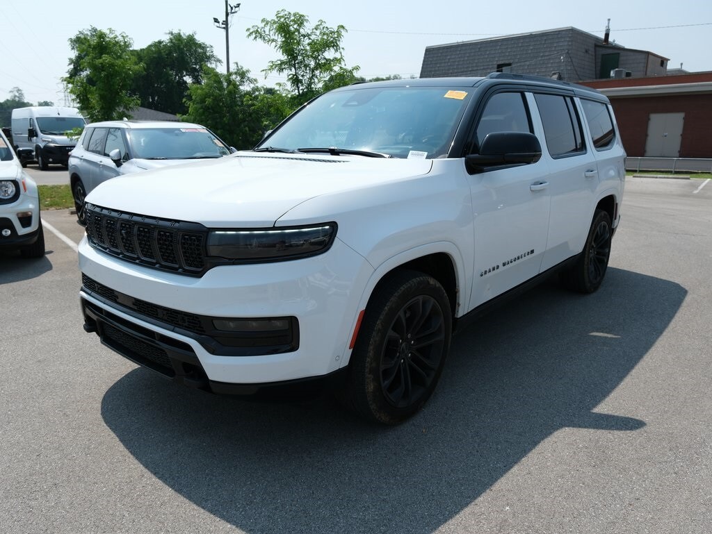 2023 Jeep Grand Wagoneer II photo 2