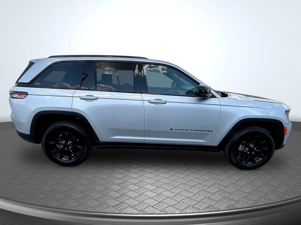 Used 2025 Jeep Grand Cherokee Laredo SUV