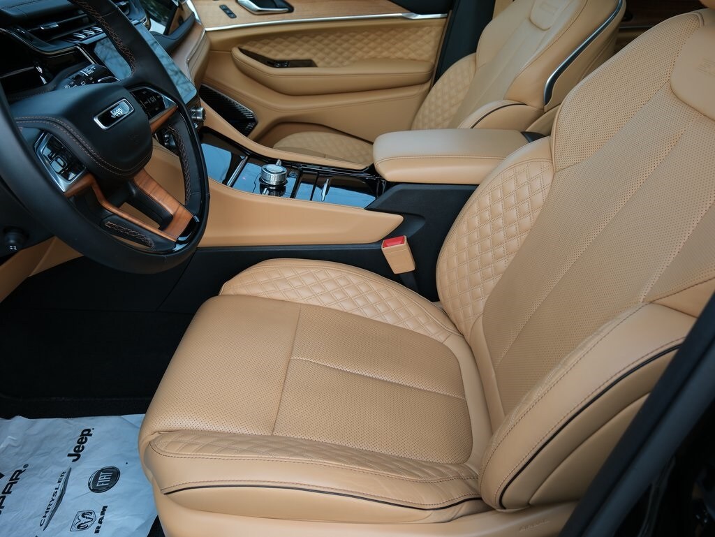 2024 Jeep Grand Cherokee L Summit photo 4