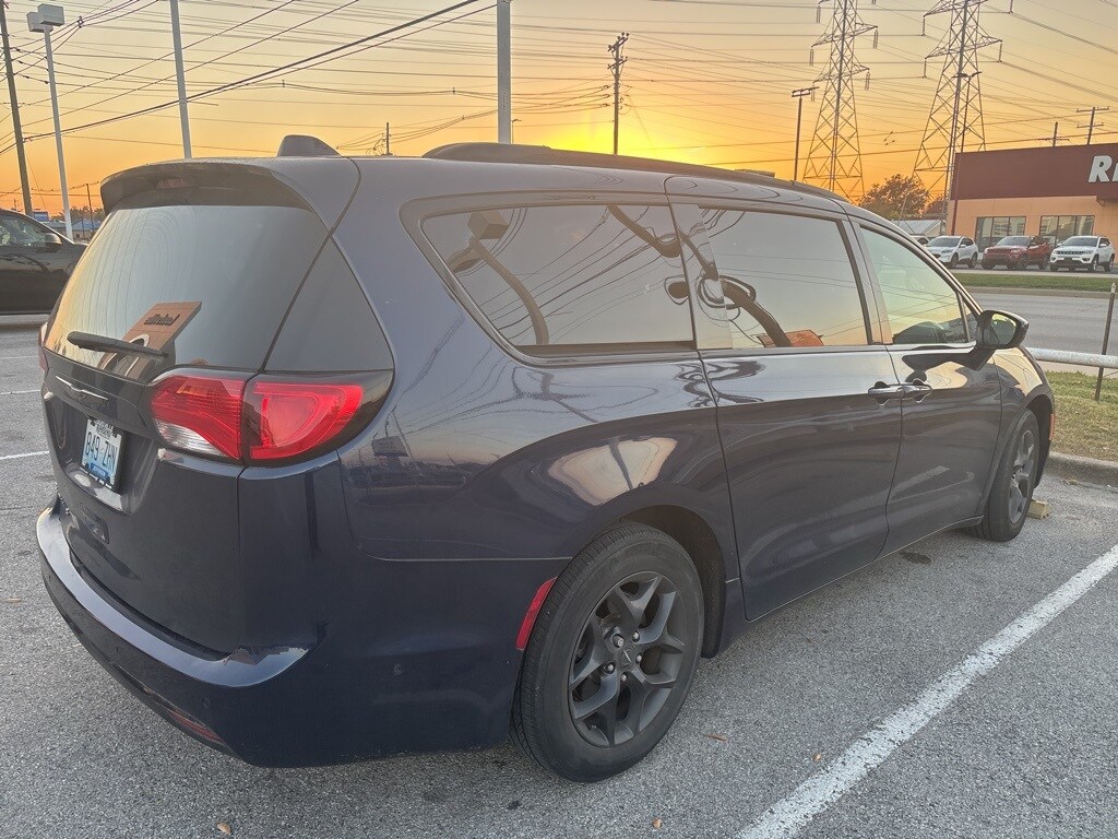 2019 Chrysler Pacifica Touring L photo 3