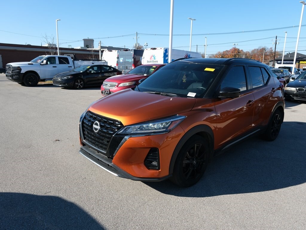 2023 Nissan Kicks SR photo 2