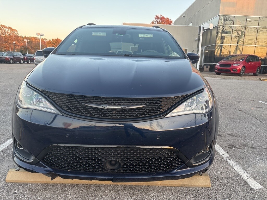 2019 Chrysler Pacifica Touring L photo 2