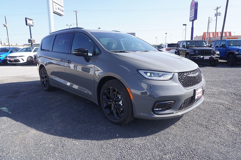 2024 Chrysler Pacifica Touring L photo 3