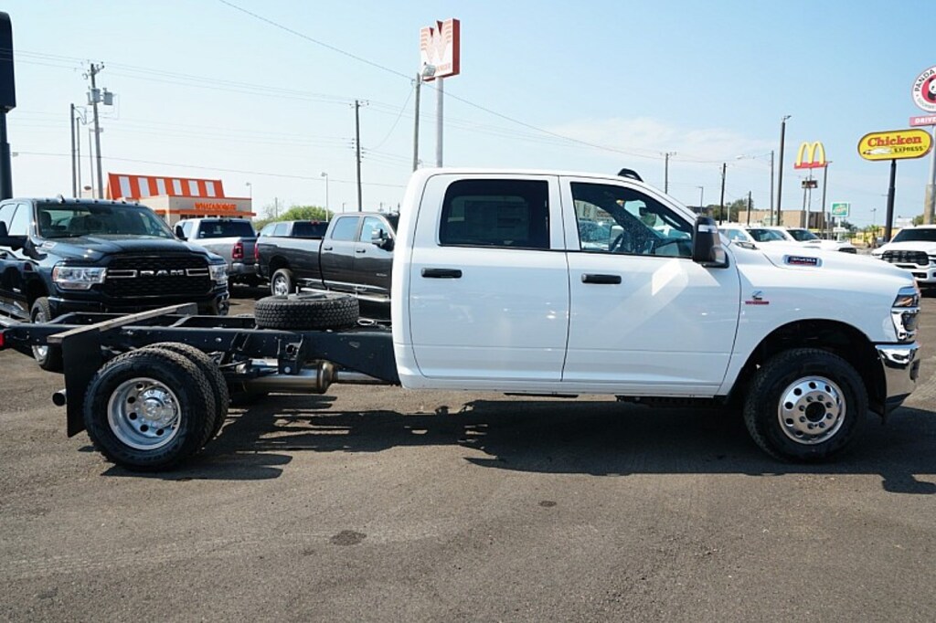 New 2025 Ram 3500 Chassis Cab 3500 TRADESMAN CREW CAB CHASSIS 4X4 60' CA Pickup