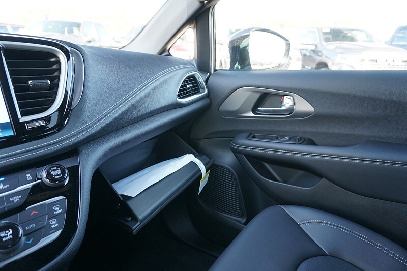 2026 Chrysler Pacifica Select - Photo 30