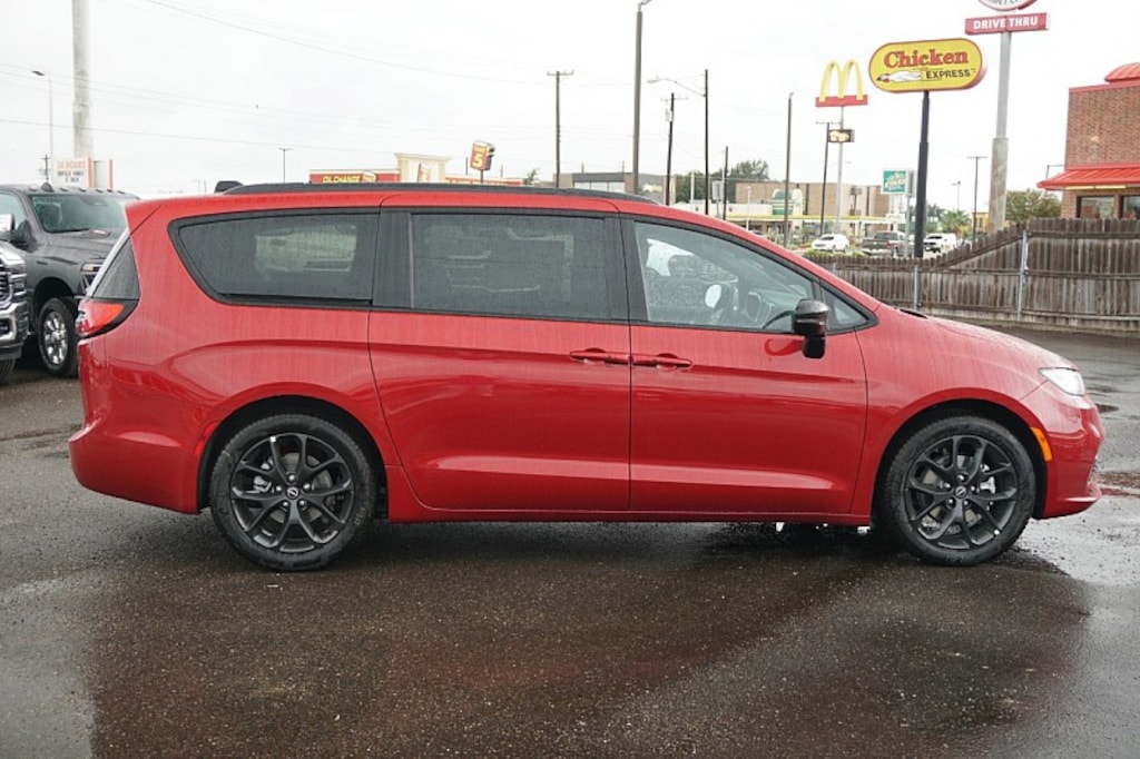 New 2026 Chrysler Pacifica SELECT Passenger Van