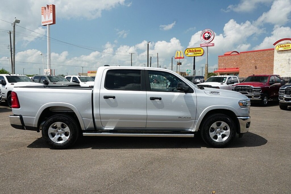 New 2026 Ram 1500 LONE STAR CREW CAB 4X2 5'7 BOX Pickup