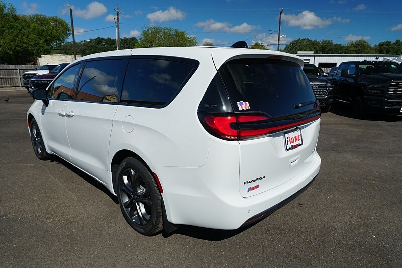 2026 Chrysler Pacifica photo 2