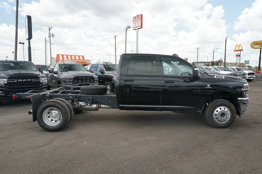 New 2025 Ram 3500 Chassis Cab 3500 TRADESMAN CREW CAB CHASSIS 4X4 60' CA Pickup