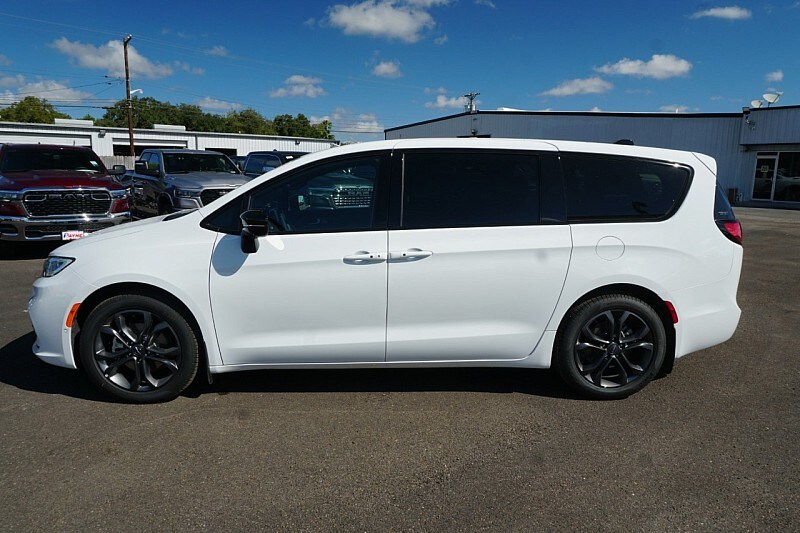 2026 Chrysler Pacifica photo 3