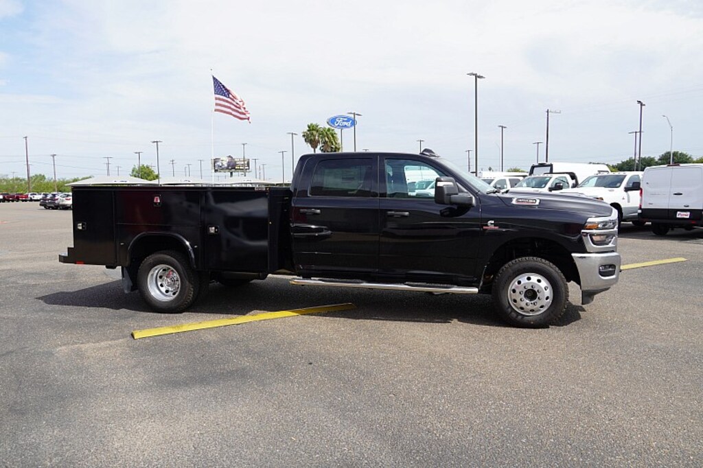 New 2025 Ram 3500 Chassis Cab 3500 TRADESMAN CREW CAB CHASSIS 4X4 60' CA Pickup