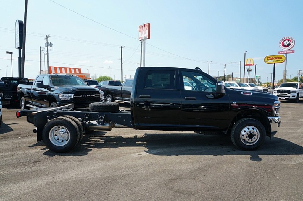 New 2025 Ram 3500 Chassis Cab 3500 TRADESMAN CREW CAB CHASSIS 4X4 60' CA Pickup