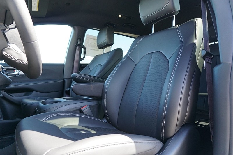 2026 Chrysler Pacifica Select - Photo 11