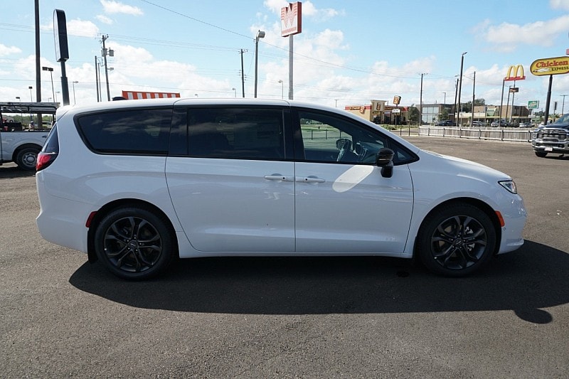 2026 Chrysler Pacifica Select - Photo 37