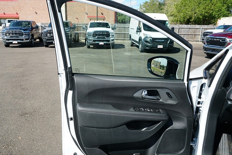 2026 Chrysler Pacifica Select - Photo 6