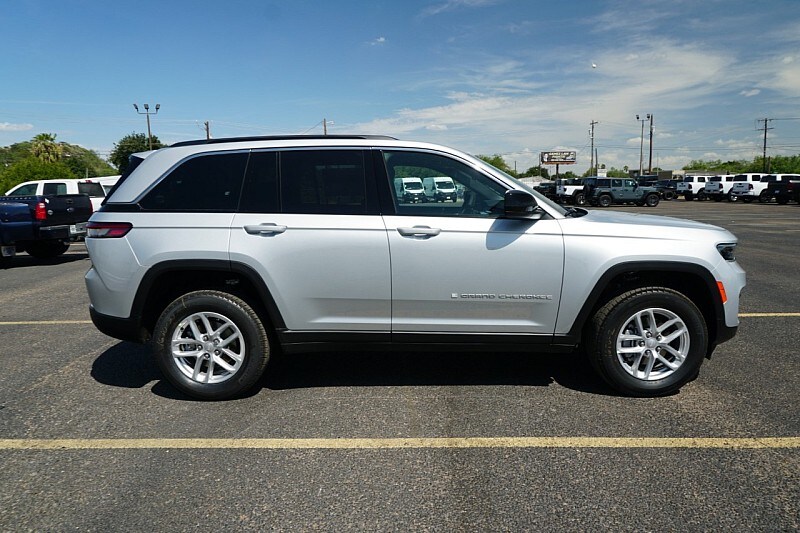 2025 Jeep Grand Cherokee Laredo X photo 4