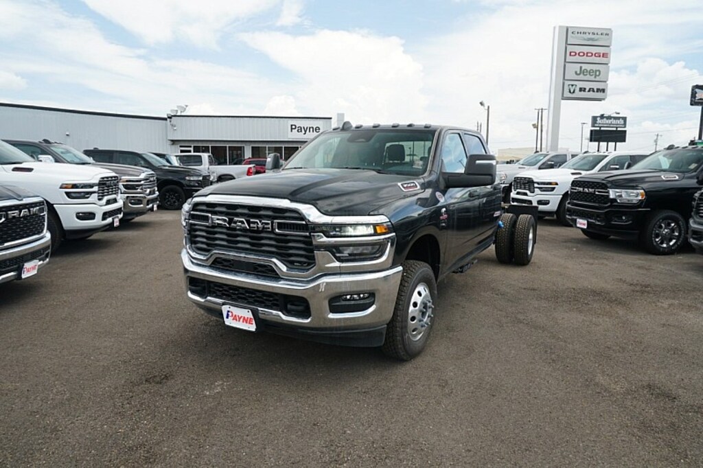 New 2025 Ram 3500 Chassis Cab 3500 TRADESMAN CREW CAB CHASSIS 4X4 60' CA Pickup