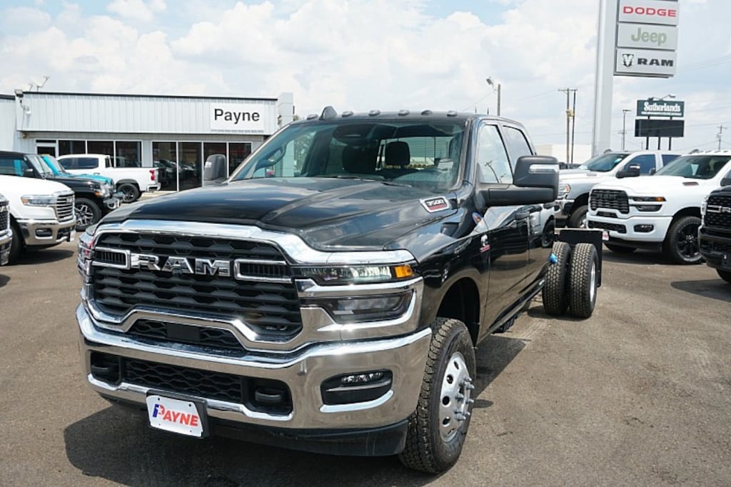 New 2025 Ram 3500 Chassis Cab 3500 TRADESMAN CREW CAB CHASSIS 4X4 60' CA Pickup
