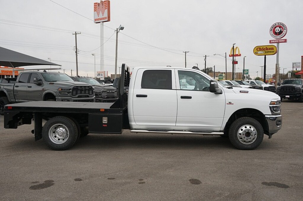 New 2025 Ram 3500 Chassis Cab TRADESMAN CREW 4X4 60' CA Pickup
