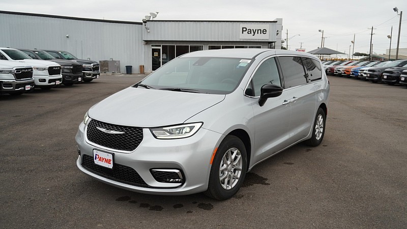 2026 Chrysler Pacifica Select's photo