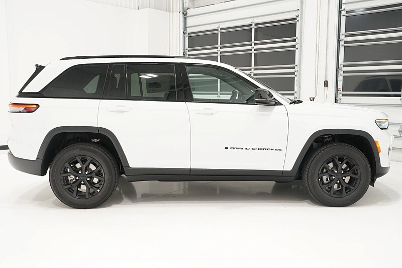 2025 Jeep Grand Cherokee Laredo photo 4