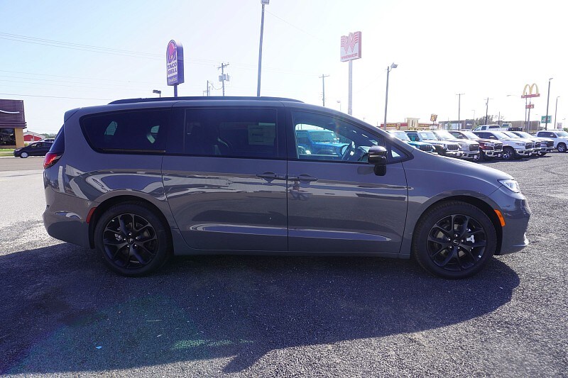 2024 Chrysler Pacifica Touring L photo 4