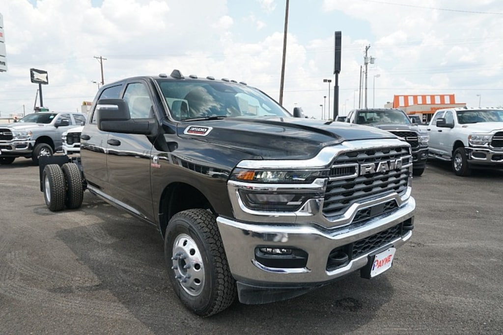 New 2025 Ram 3500 Chassis Cab 3500 TRADESMAN CREW CAB CHASSIS 4X4 60' CA Pickup