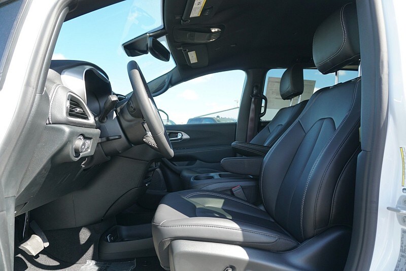 2026 Chrysler Pacifica Select - Photo 10