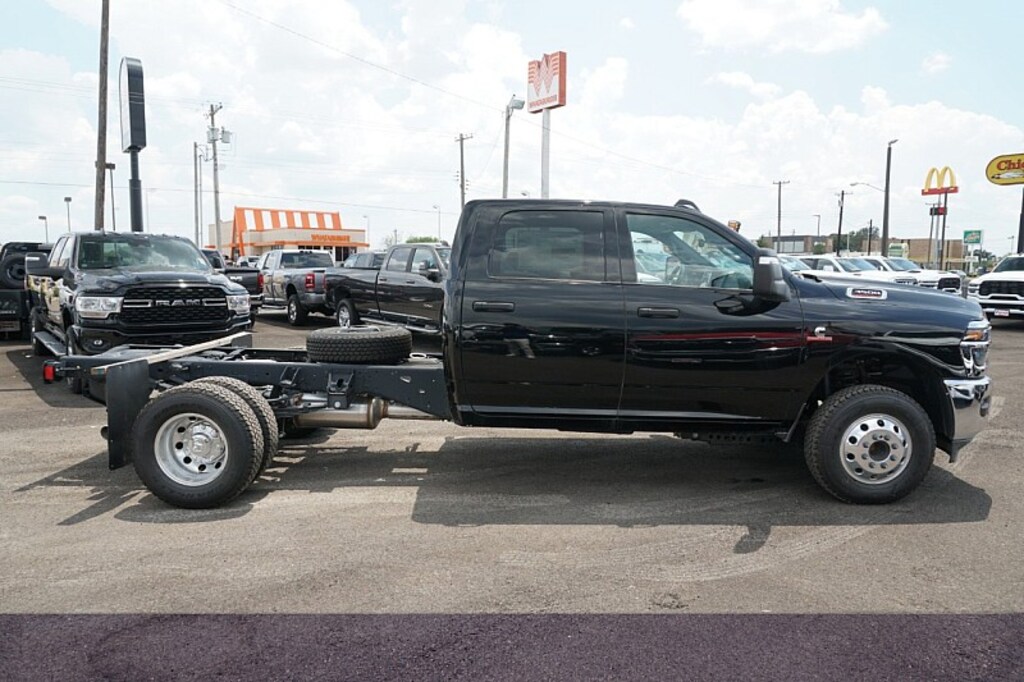 New 2025 Ram 3500 Chassis Cab 3500 TRADESMAN CREW CAB CHASSIS 4X4 60' CA Pickup