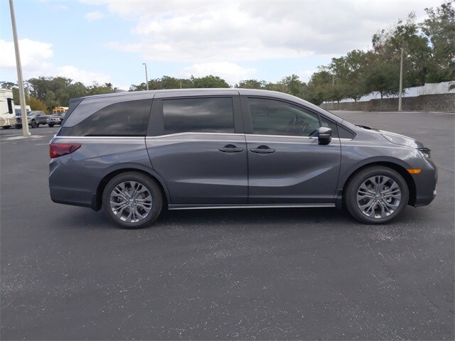 2025 Honda Odyssey Touring photo 3