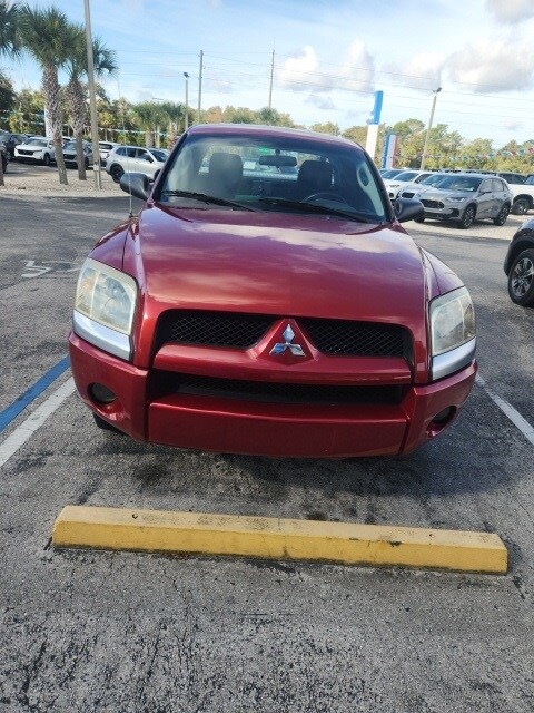 2008 Mitsubishi Raider LS photo 2