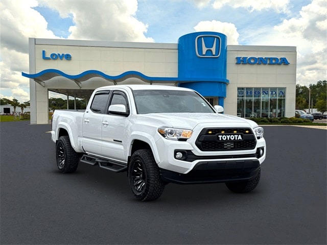2022 Toyota Tacoma SR5's photo