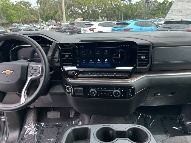 2025 Chevrolet Silverado 1500 LT photo 3