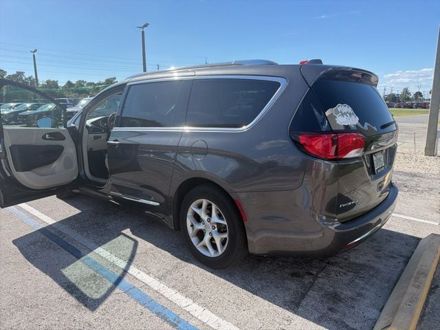 2020 Chrysler Pacifica Limited's photo