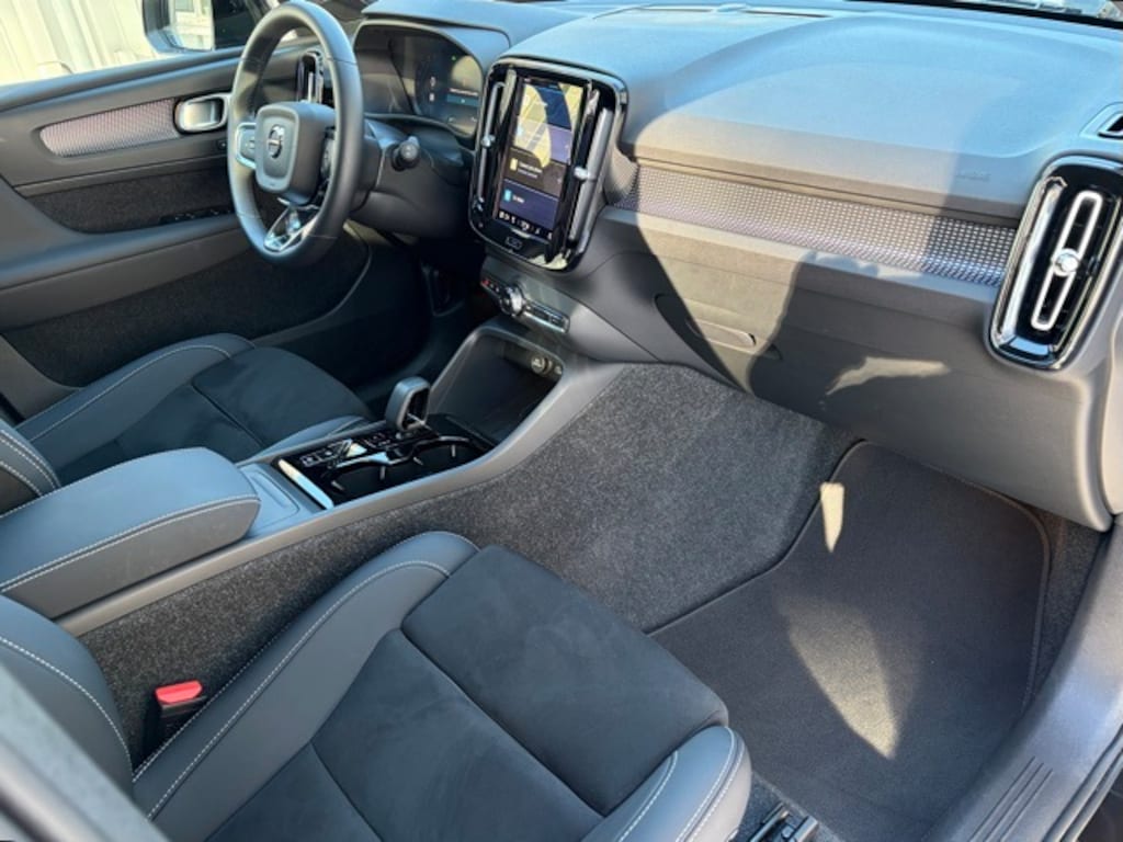 Certified 2025 Volvo XC40 B5 Plus Dark Theme SUV