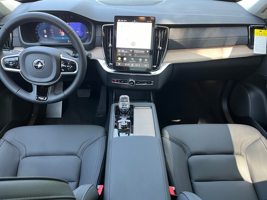 2025 Volvo XC90 T8 AWD Plus photo 4