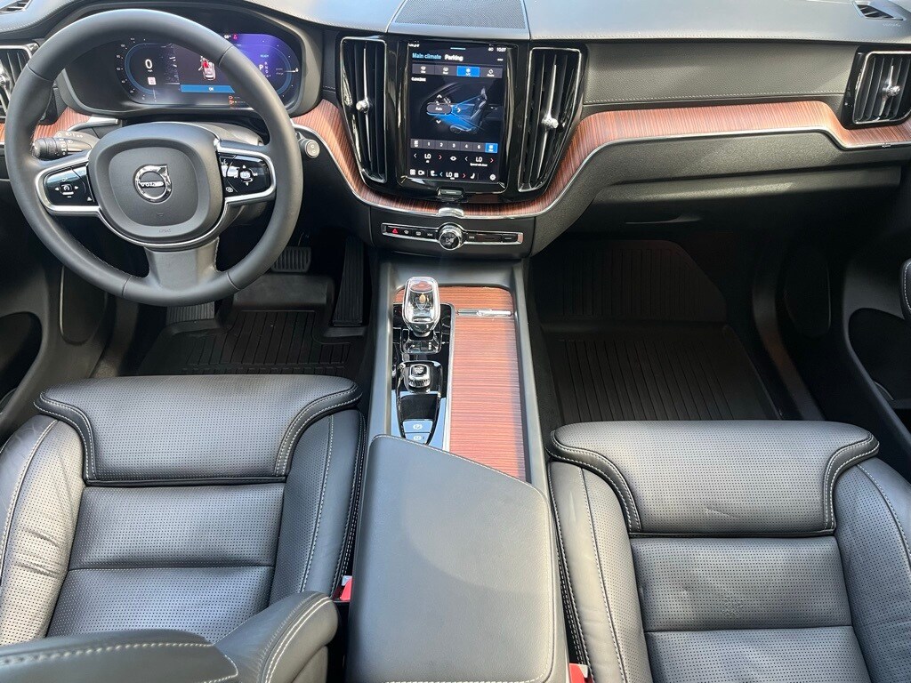 2024 Volvo XC60 Recharge Hybrid Ultimate photo 2