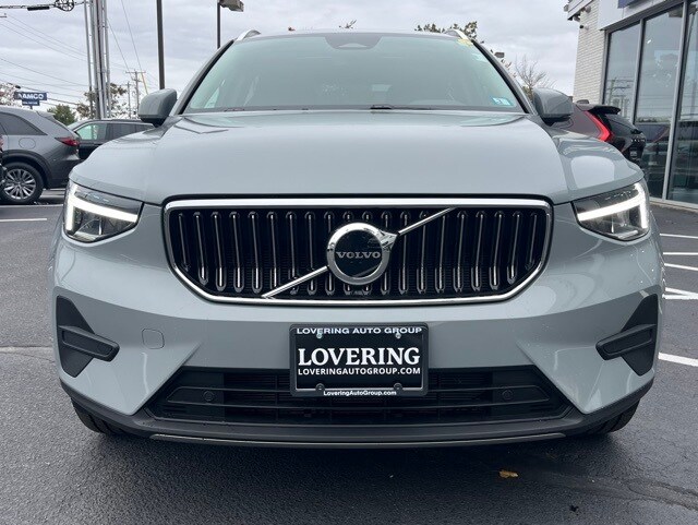 2025 Volvo XC40 Core photo 2
