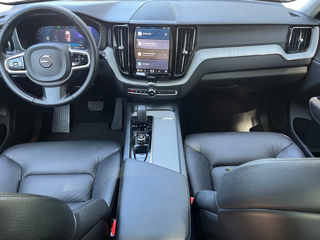 2025 Volvo XC60 B5 Plus photo 2