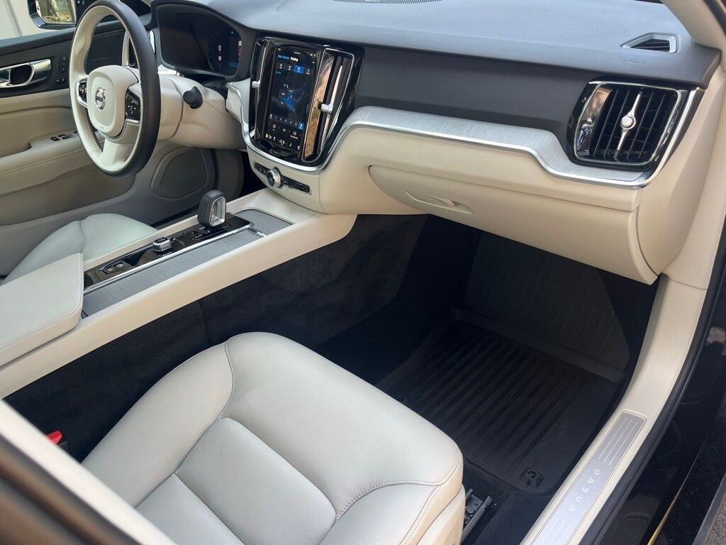 2025 Volvo S60 B5 Plus photo 4