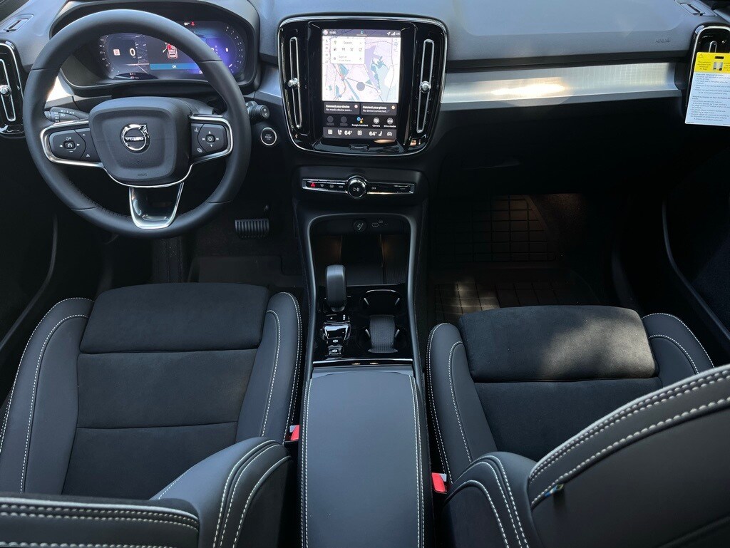 2026 Volvo XC40 photo 3