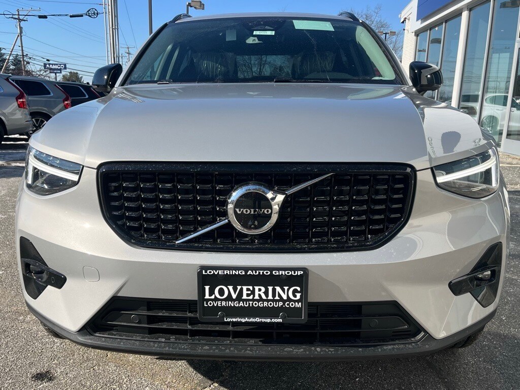 2025 Volvo XC40 photo 3