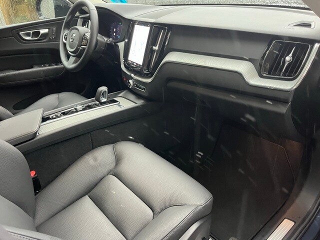 2025 Volvo XC60 B5 Plus photo 4