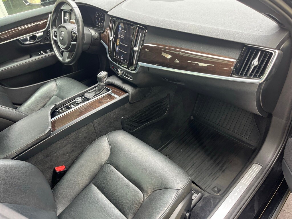 2020 Volvo S90 T6 Momentum photo 2