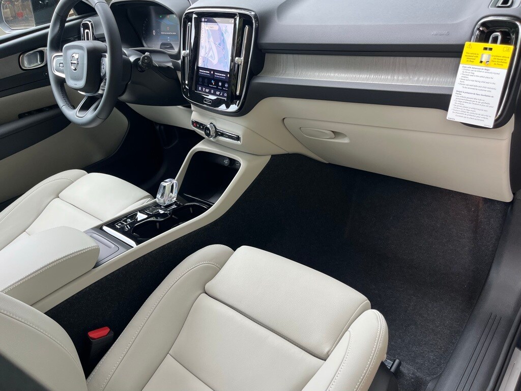 2026 Volvo XC40 photo 2
