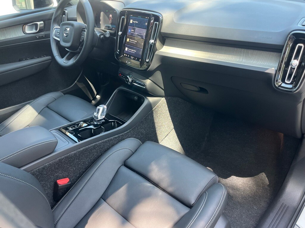 2025 Volvo XC40 Plus photo 4
