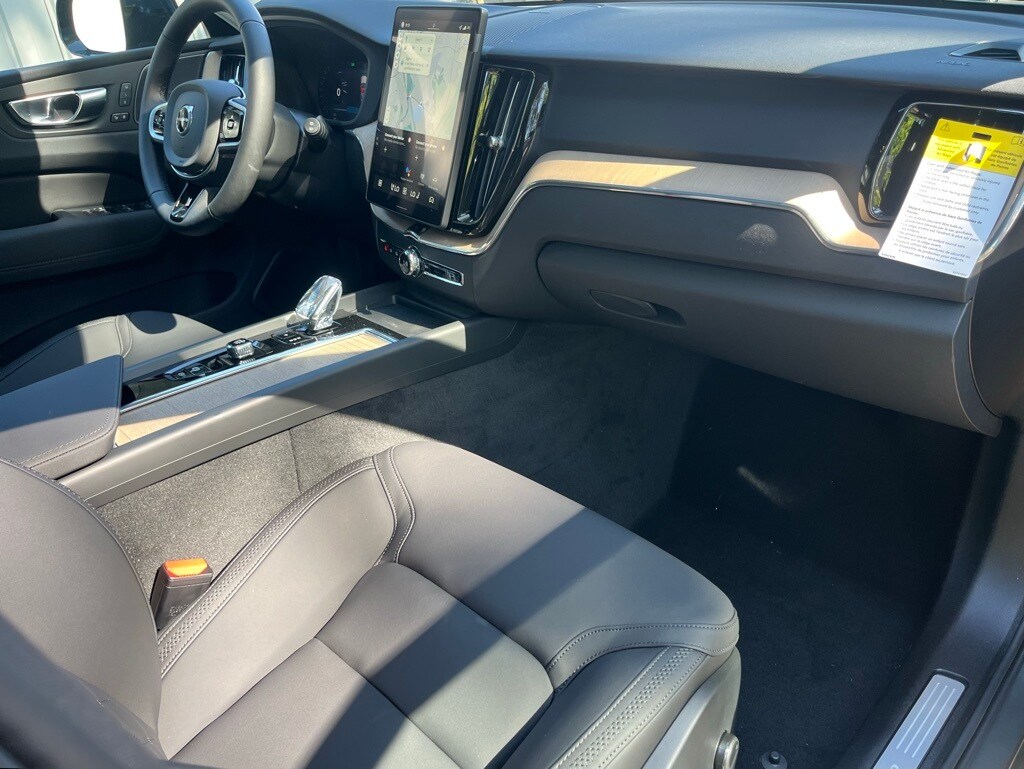 2026 Volvo XC60 B5 Plus photo 2