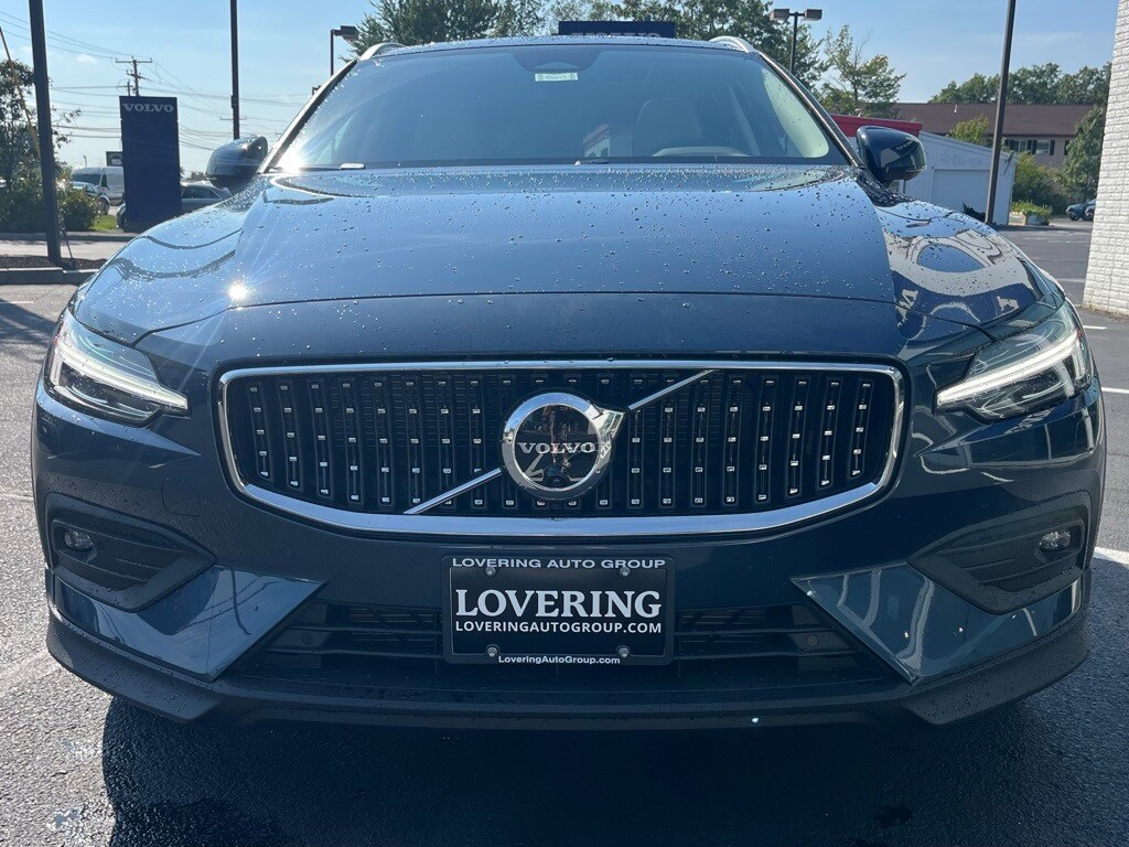 2026 Volvo V60 Cross Country B5 Plus photo 3